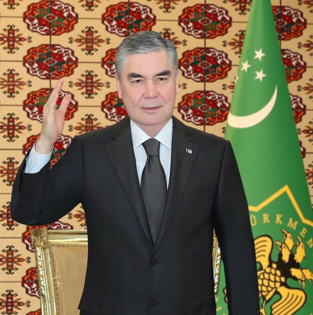 Глава Туркменистана отметил офицеров наградами и заложил фундамент военной школы