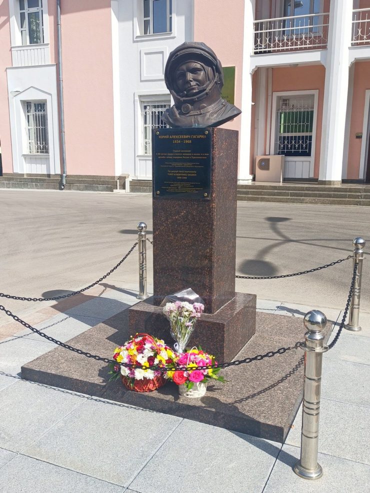 Церемония возложения цветов в Ашхабаде у памятника Гагарину