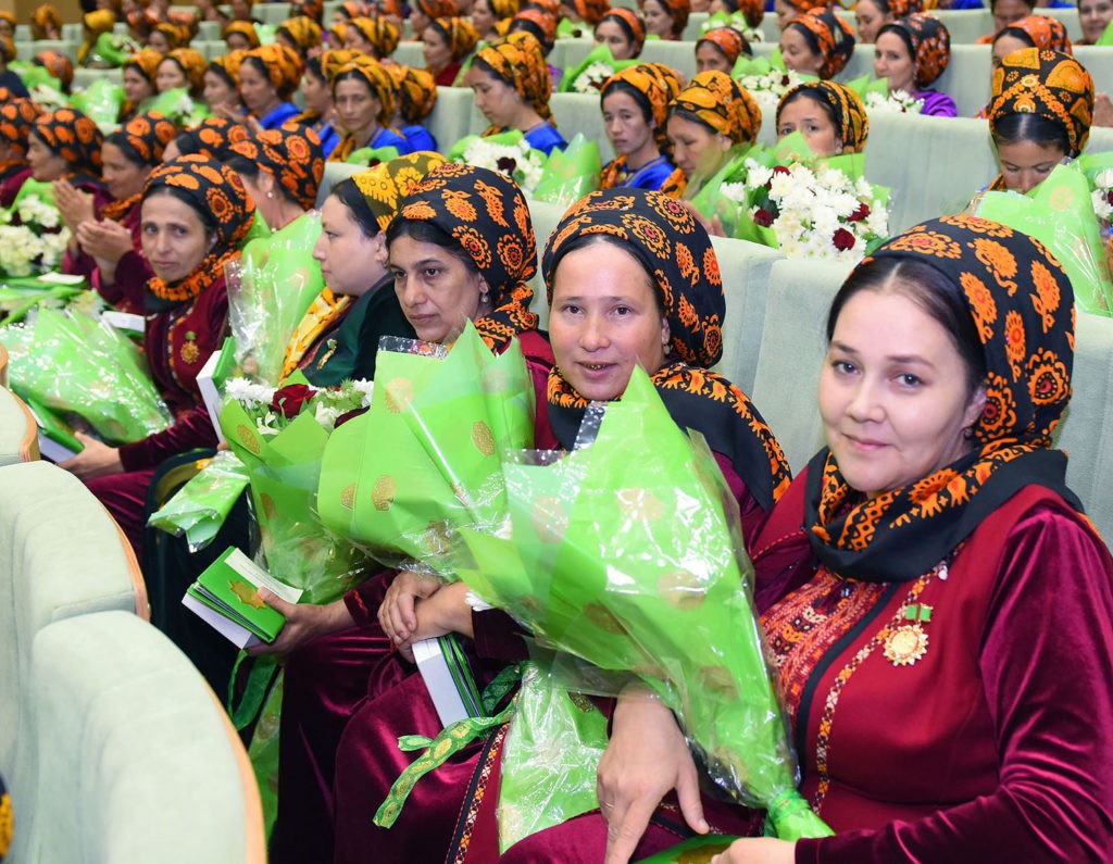 В Туркменистане члены семьи матерей-героинь смогут пользоваться льготами и после смерти мамы