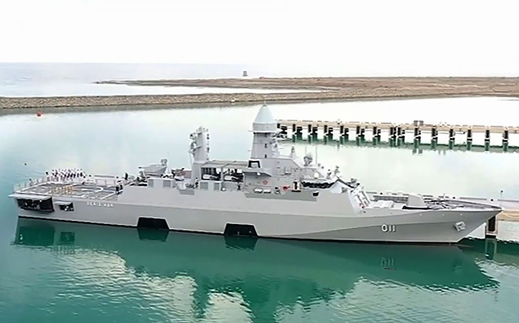 Президент Туркменистана осмотрел военный корабль Дениз хан