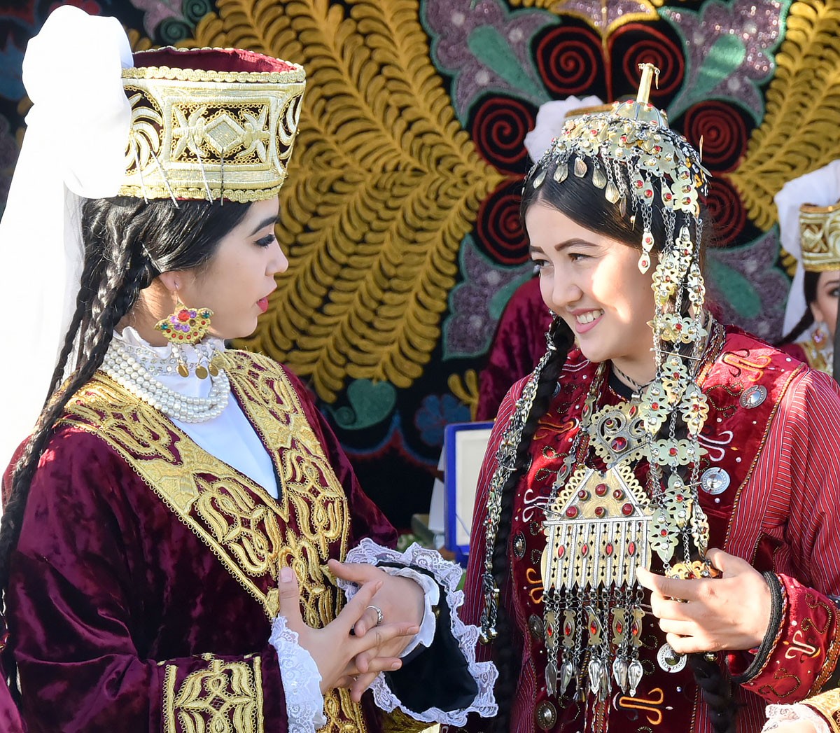 Сколько туркмен. Туркменистан Туркмен туркменка нация. Гостеприимство туркменов. Туркменистан население. Туркменские национальные платья.