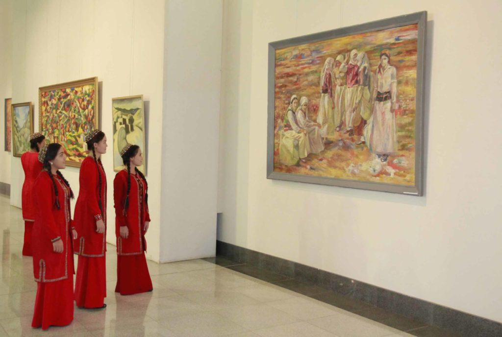 В Ашхабаде проходит выставка работ туркменского художника Алмамедова