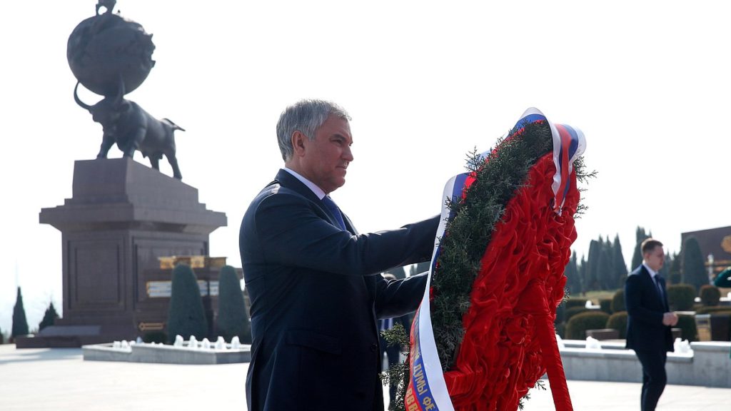 В. Володин возложил венок к туркменскому мемориалу Народная память