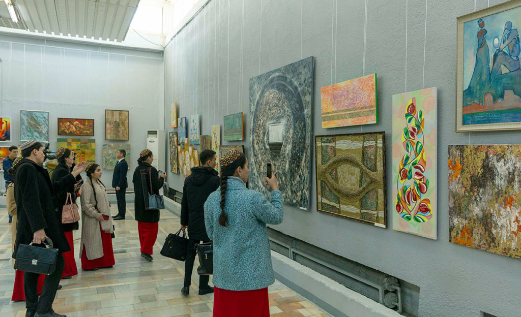 В Выставочном центре Ашхабада открылась экспозиция авангардного искусства