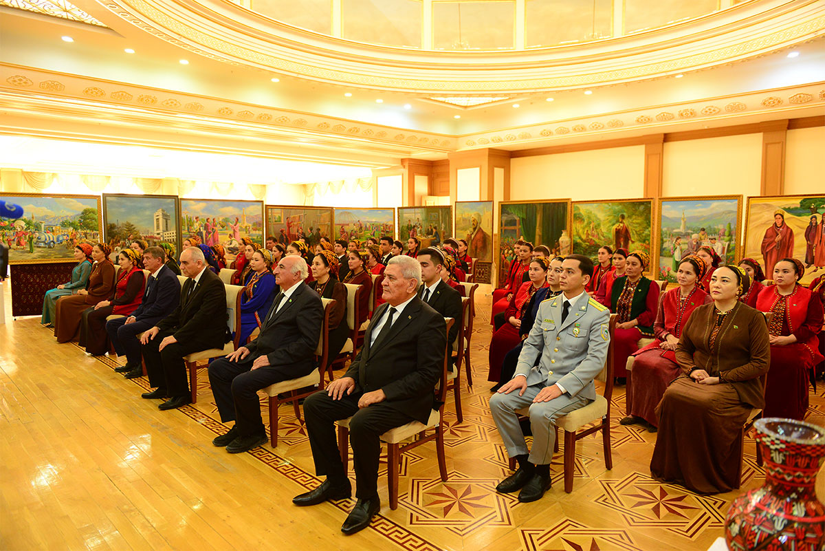 В Туркменистане наградили победителей творческого конкурса