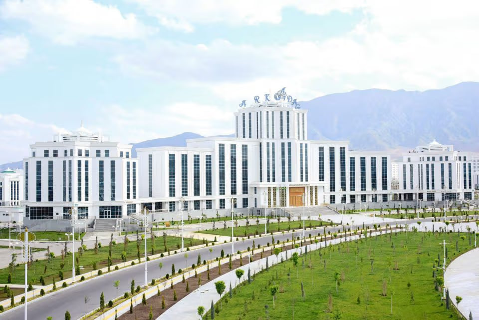 Герой-Аркадаг оценил продвижение работ на объектах второй очереди строительства города Аркадаг