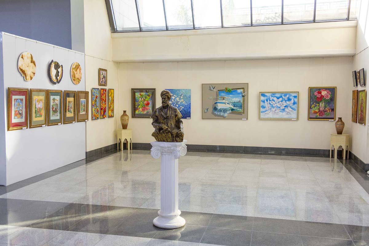 Молодые художники Туркменистана представили выставку к 30-летию Нейтралитета